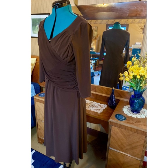 Brown dress - Picture 5 of 8